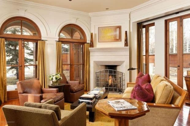 Esta construcción de 5,800 pies cuadrados tiene cinco habitaciones cada habitación con su propio baño, en los pisos subterráneos tiene una sala de juegos, bodega de vinos y una oficina completa que utiliza como estudio para su podcast.