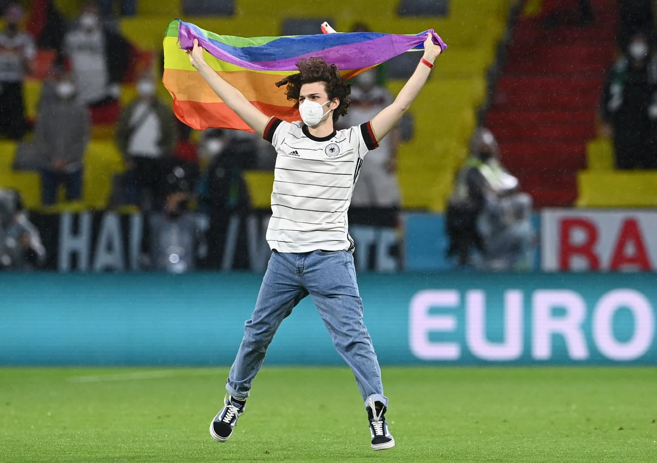 Espontáneo invade la cancha con bandera LGBT en Alemania-Hungría