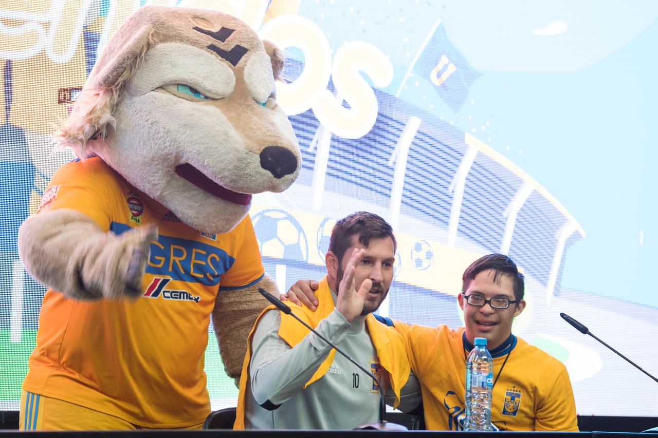 El francés Andre-Pierre Gignac y el colombiano Francisco Meza, ambos lesionados, compartieron con fanáticos de Tigres UANL en Nuevo León, previo al partido del equipo contra Chivas de Guadalajara.
