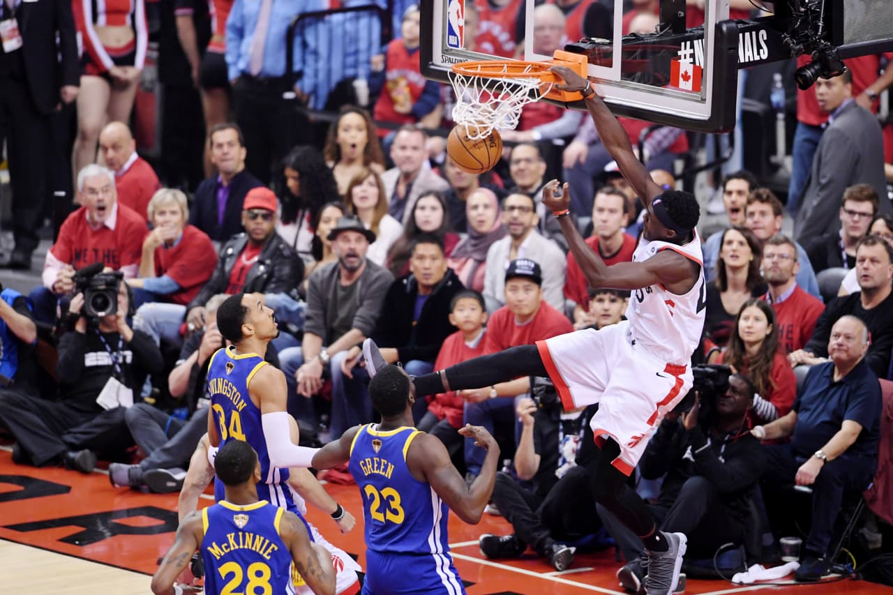 La ofensiva de Toronto siguió bien aceitada en el segundo periodo. Aquí Pascal Siakam, quien fue la estrella del Juego 1, hundiendo el balón con una clavada para culminar un rompimiento.