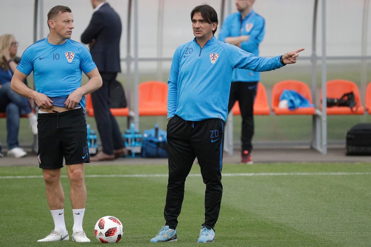 Zlatko Dalic (der) apunta en la dirección en la que quiere que su equipo avance. Desde 1998, cuando debutó Croacia en mundiales, en dos presencias seguidas no habíann prosperado de la fase de grupos.
