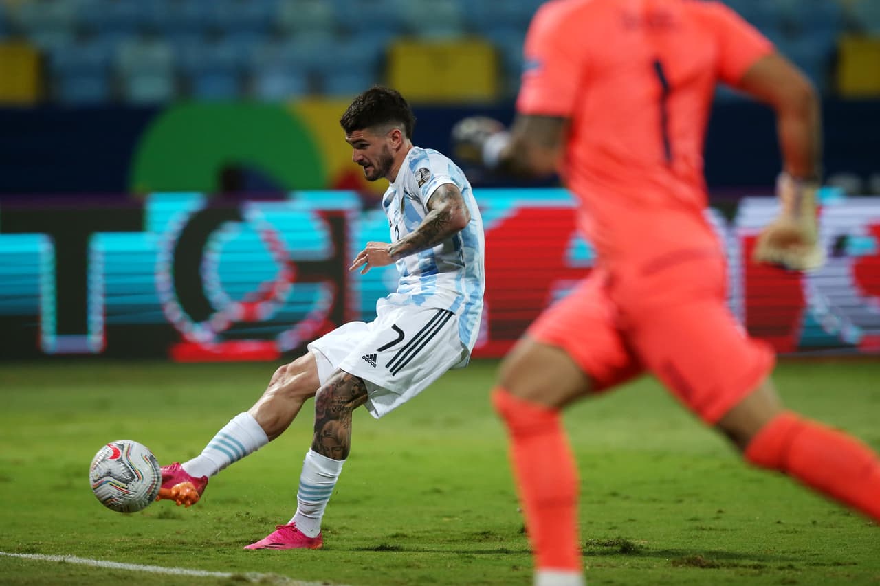 A 5 del final, la que Ecuador perdonó, Argentina la metió. Una pésima salida terminó en contragolpe de Messi, quien asistió a Rodrigo de Paul para el 1-0.