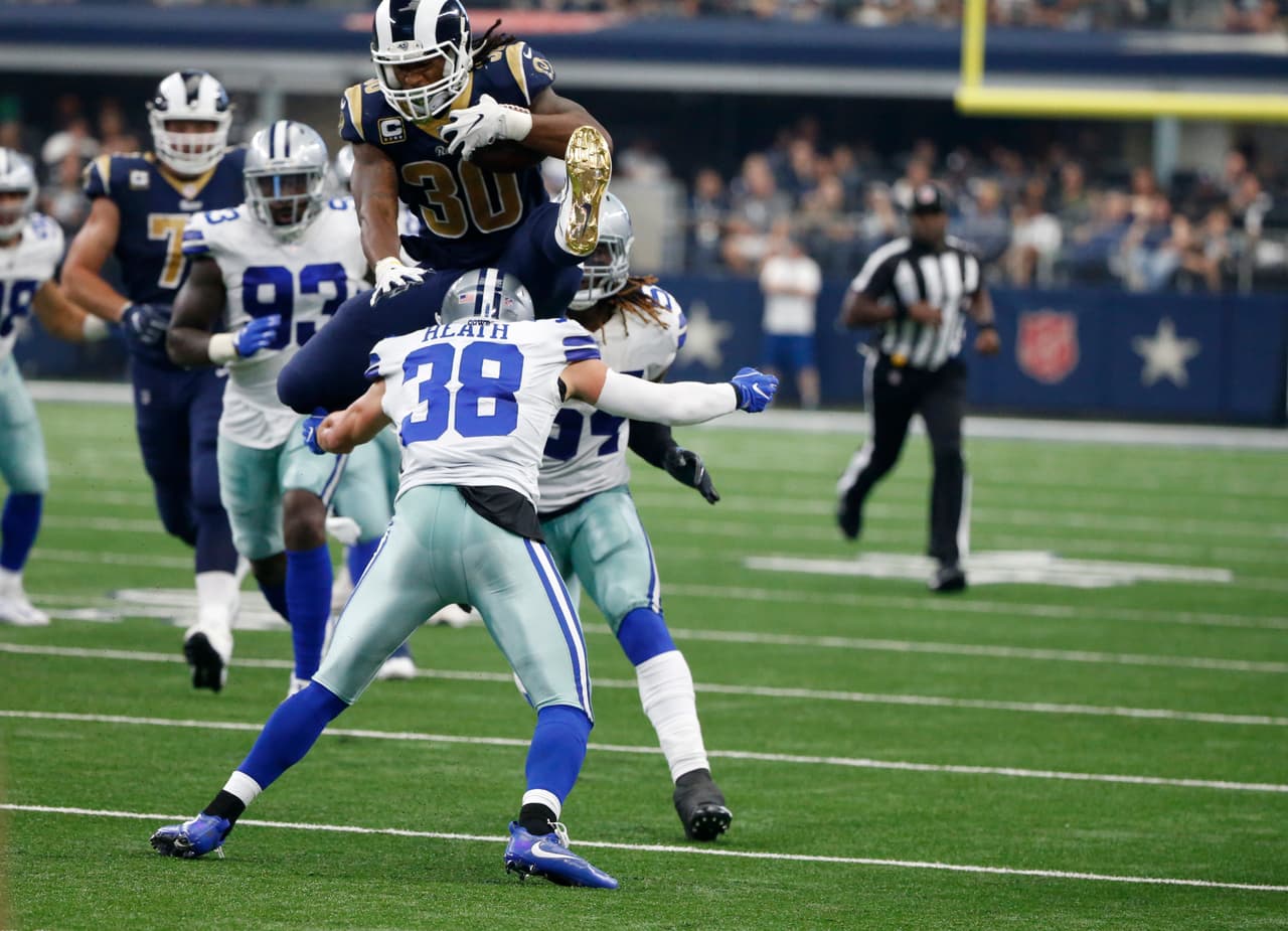 El corredor de los Rams fue el gran artífice de la remontada con sus 121 yardas terrestres y 94 por aire con TD para sumar 215 yardas totales. Gurley fue una maquina que fue apabullando poco a poco a la defensiva de los Cowboys hasta dejarla rendida.