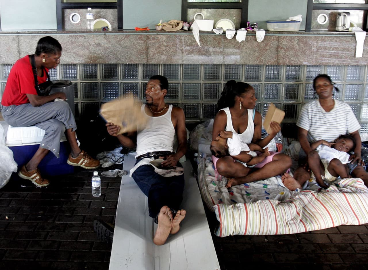 <b>Resguardarse en el Superdome</b>
<br>Víctimas de las inundaciones se refugian cerca de las taquillas en el Superdome en Nueva Orleans, el miércoles 31 de de agosto del 2005.