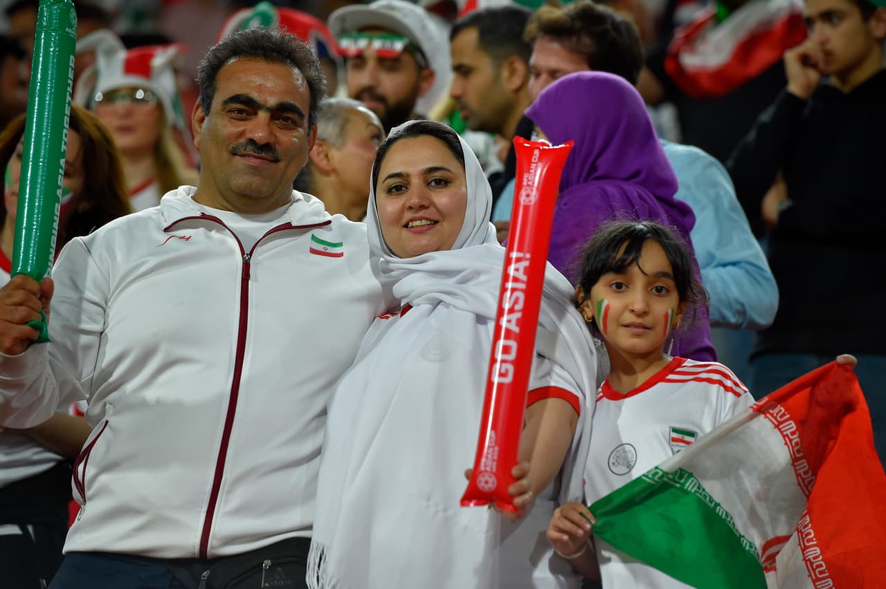 Los hinchas le dan un color a la fiesta de la Copa de Naciones Asiáticas que vive la intensidad en Cuartos de Final con los duelos de Irán que venció a China (foto) y de Japón que derrotó a Vietnam.