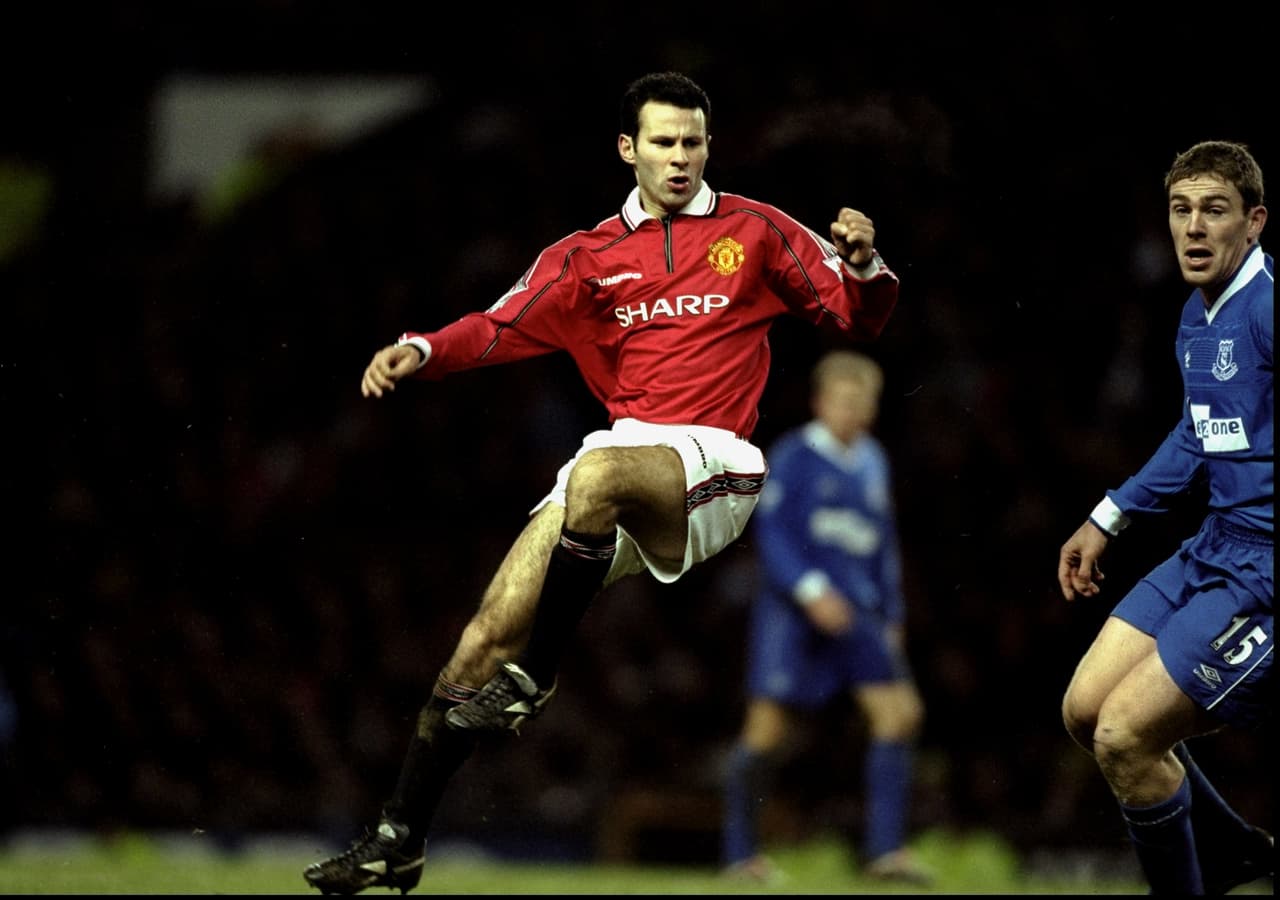El galés Ryan Giggs debutó en 1990 y se retiró en 2014 con Manchester United. En sus 24 años con los 'Diablos Rojos' también le fue fiel a la Selección de Gales, luego de que le insistieran nacionalizarse al equipo de Inglaterra.