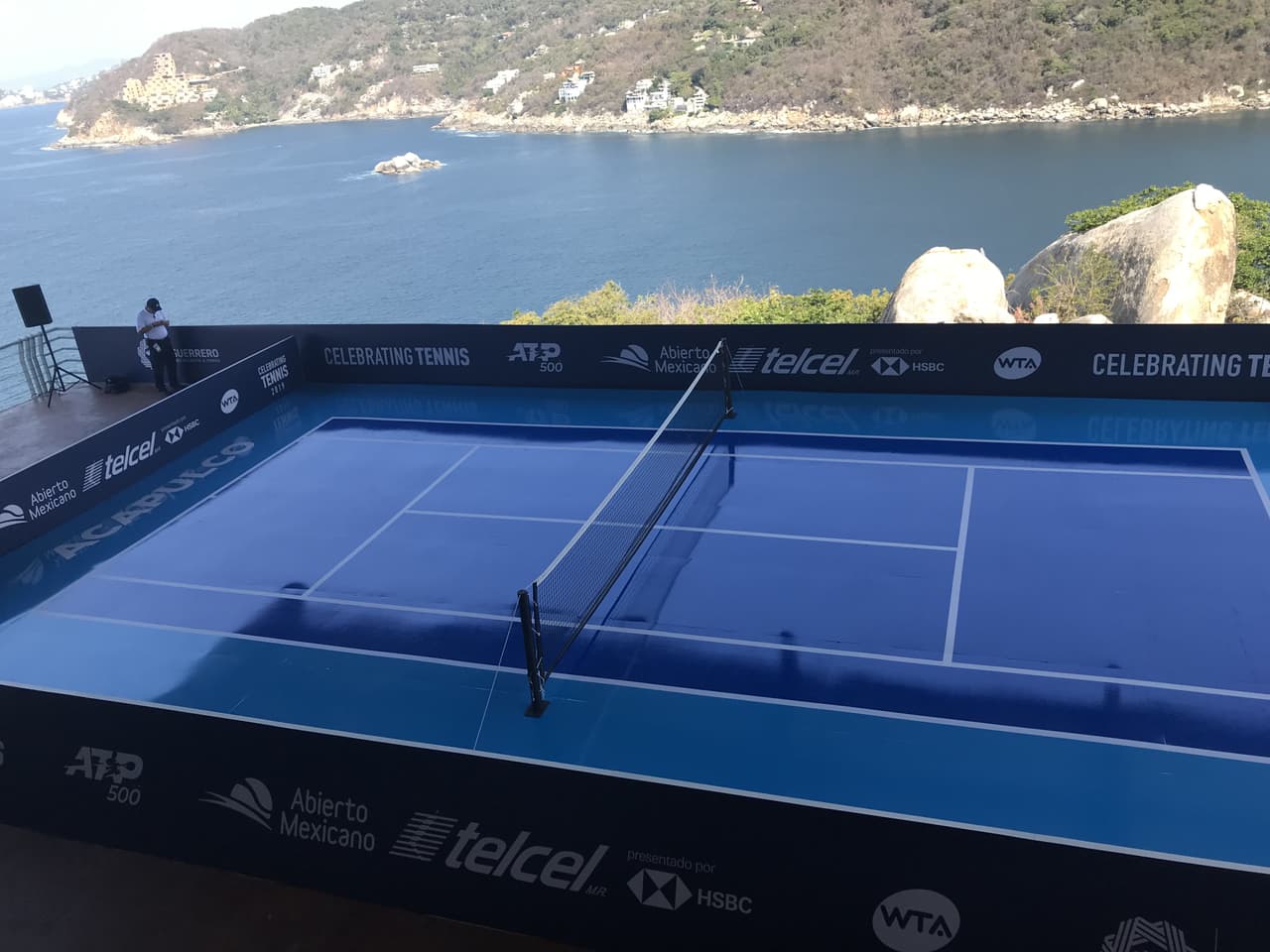 Así lucía la pequeña cancha donde se llevaría a cabo la acción minutos más tarde, un vista espectacular le acompañaba.