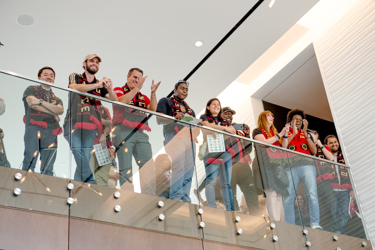Aficionados en representación de las barras oficiales de Atlanta United estuvieron presentes en el evento.