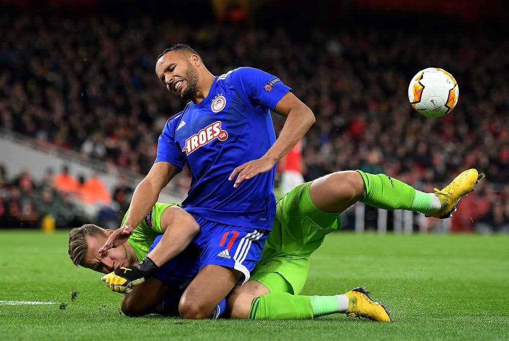 Bernd Leno juega se área de manera perfecta y le roba el balón al delantero Youssef El Arabi.