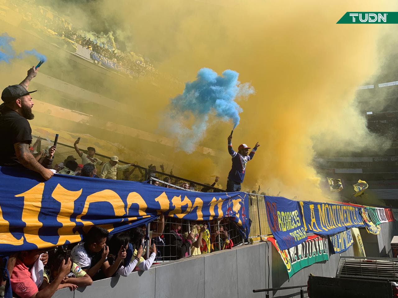 Fanáticos del América se reúnen para ver a su equipo entrenar previo a la final de la Liga MX del Apertura 2019.