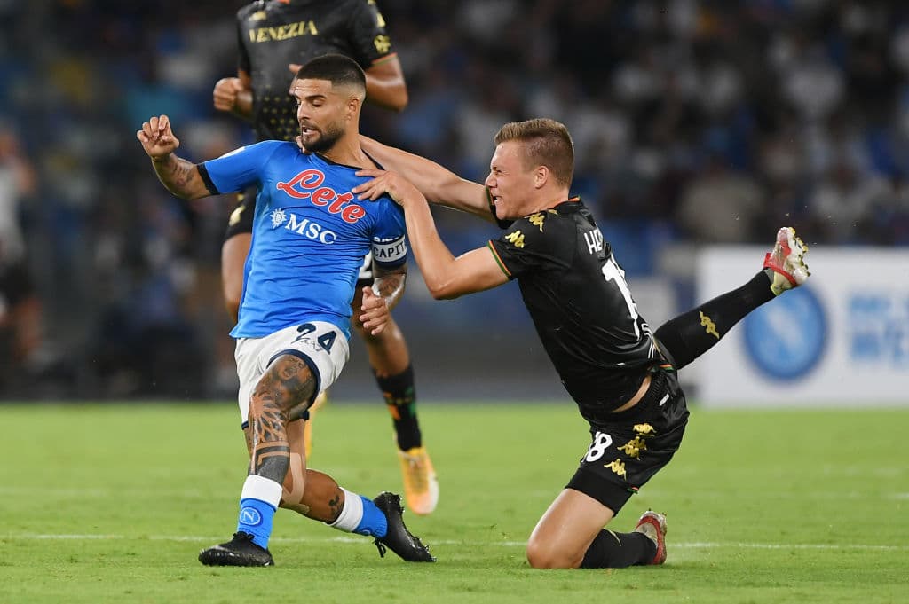 Napoli derrota 2-0 a Venecia en el Estadio Diego Armando Maradona y con 10 hombres tras la expulsión de Osmihen al minuto 23' del encuentro. Lorenzo Insigne convirtió un penalti en gol al minuto 62' y diez minutos después, Elif Elmas hizo el segundo al 72'. El mexiano Hirving Lozano entró 20 minutos antes del silbido final.