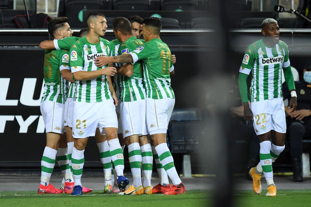 El canterano del Racing de Santander levantó el esférico y fusiló de pierna derecha.