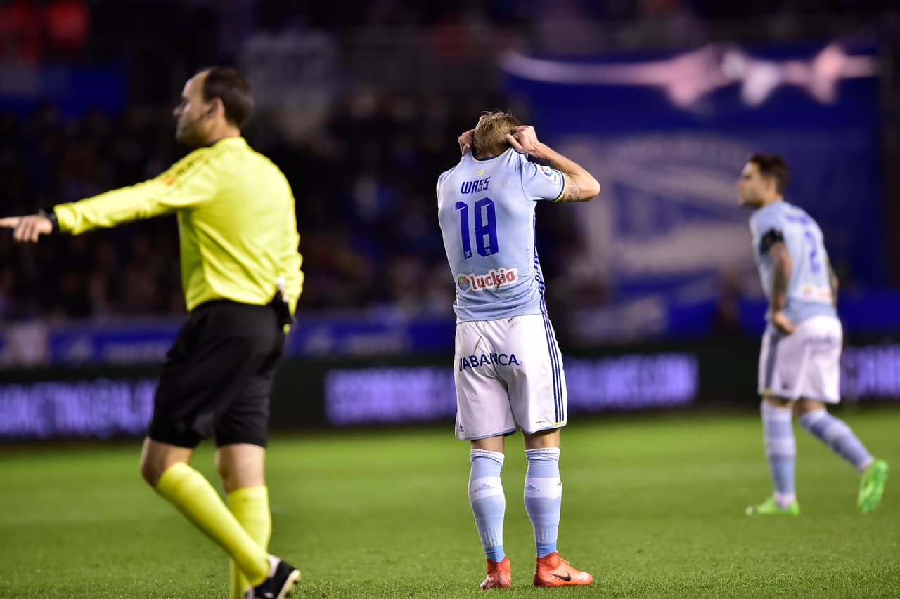 Wass (Celta) se lamenta tras perder la mejor oportunidad de gol que tuvo su equipo en el primer tiempo