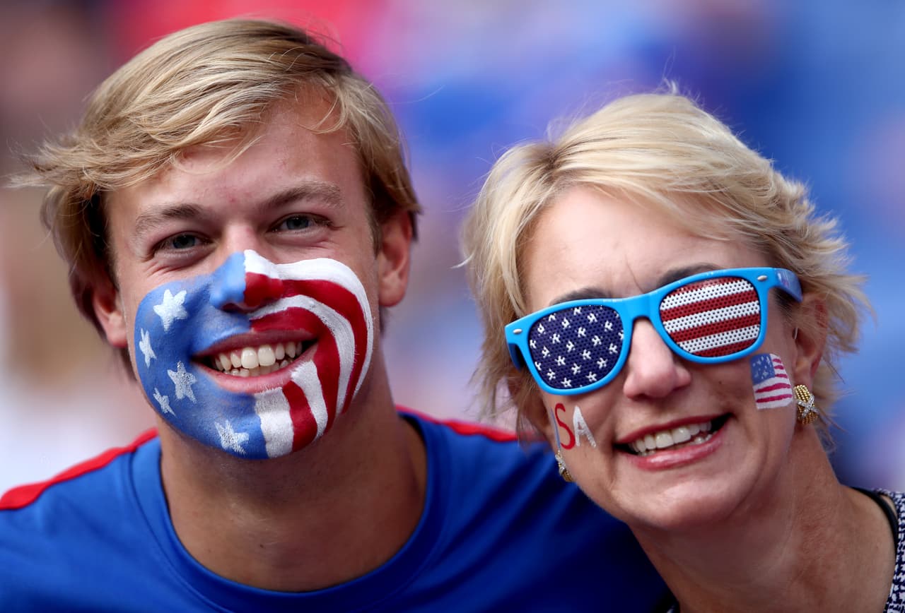 El Estadio de Lyon recibió este martes a los miles de fanáticos estadounidenses e ingleses que van a apoyar a sus equipos en la Semifinal del Mundial Femenino. La gran mayoría llegaron detrás del USWNT, que busca repetir la corona que logró en Canadá 2015.