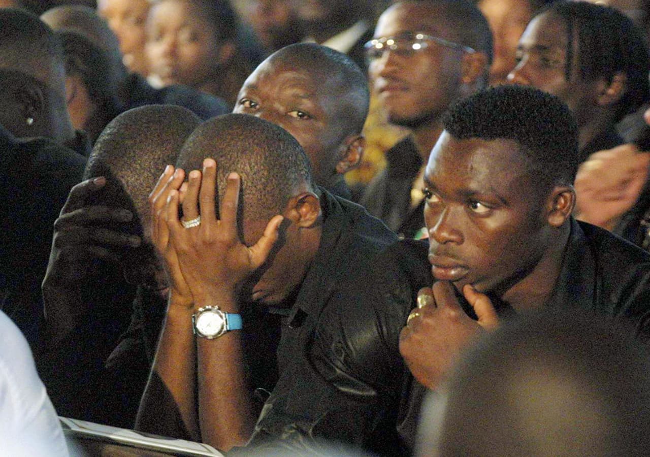 Junto con Carlos Kameni y otros compañeros de selección camerunesa, Eto'o viajó hasta su país natal para estar presente en el sepelio de su amigo.