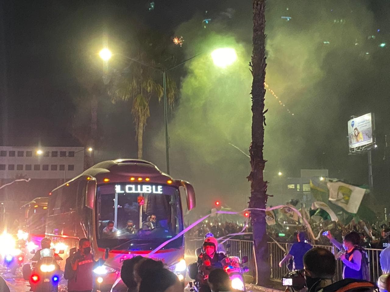 Los equipos llegan al estadio y son recibidos por miles de aficionados de la fiera, que quieren ver a su equipo levantar la novena copa de Liga MX.