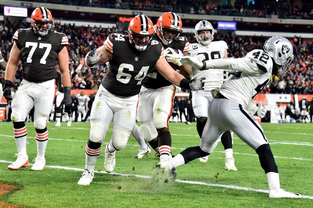 En un duelo de defensas, el local sale dañado y Las Vegas Raiders se quedan la victoria 16-14 sobre los Cleveland Browns.