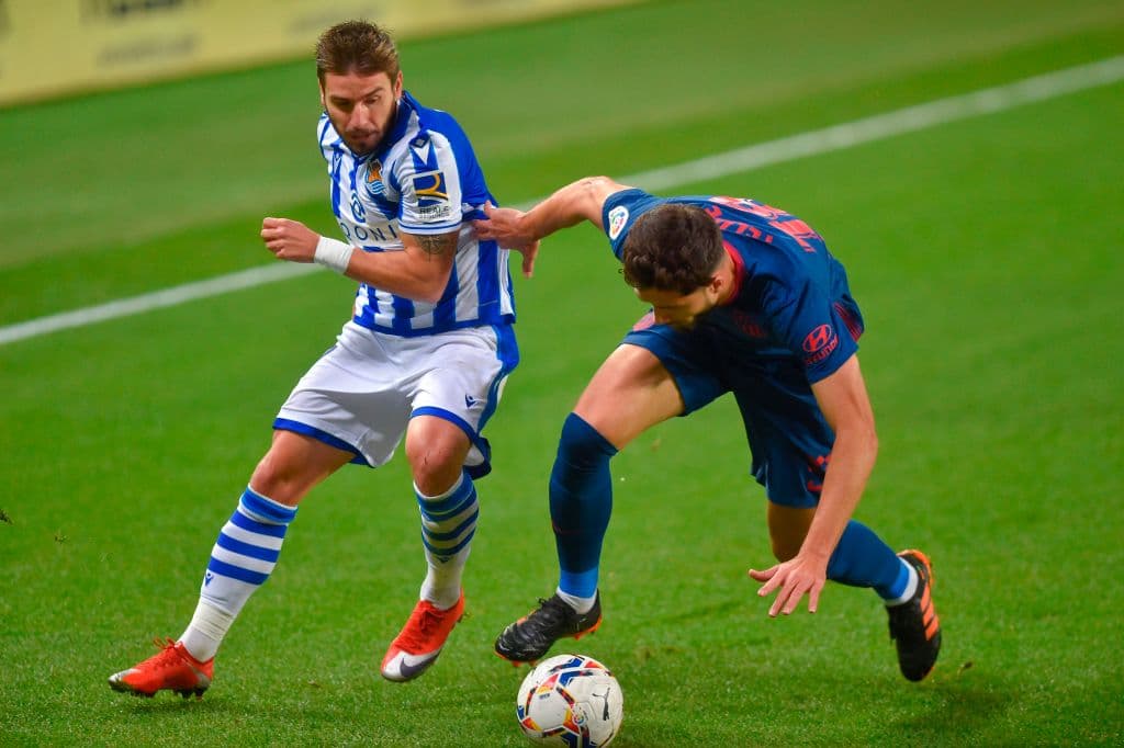 El conjunto colchonero sacó un importante resultado en Anoeta y ya aventaja seis unidades a los de Barrenetxea. | Mario Hermoso Canseco (49’) y Marcos Llorente (74’) hicieron los tantos para la victoria de los del ‘Cholo’ que cerrarán el año recibiendo al Getafe.