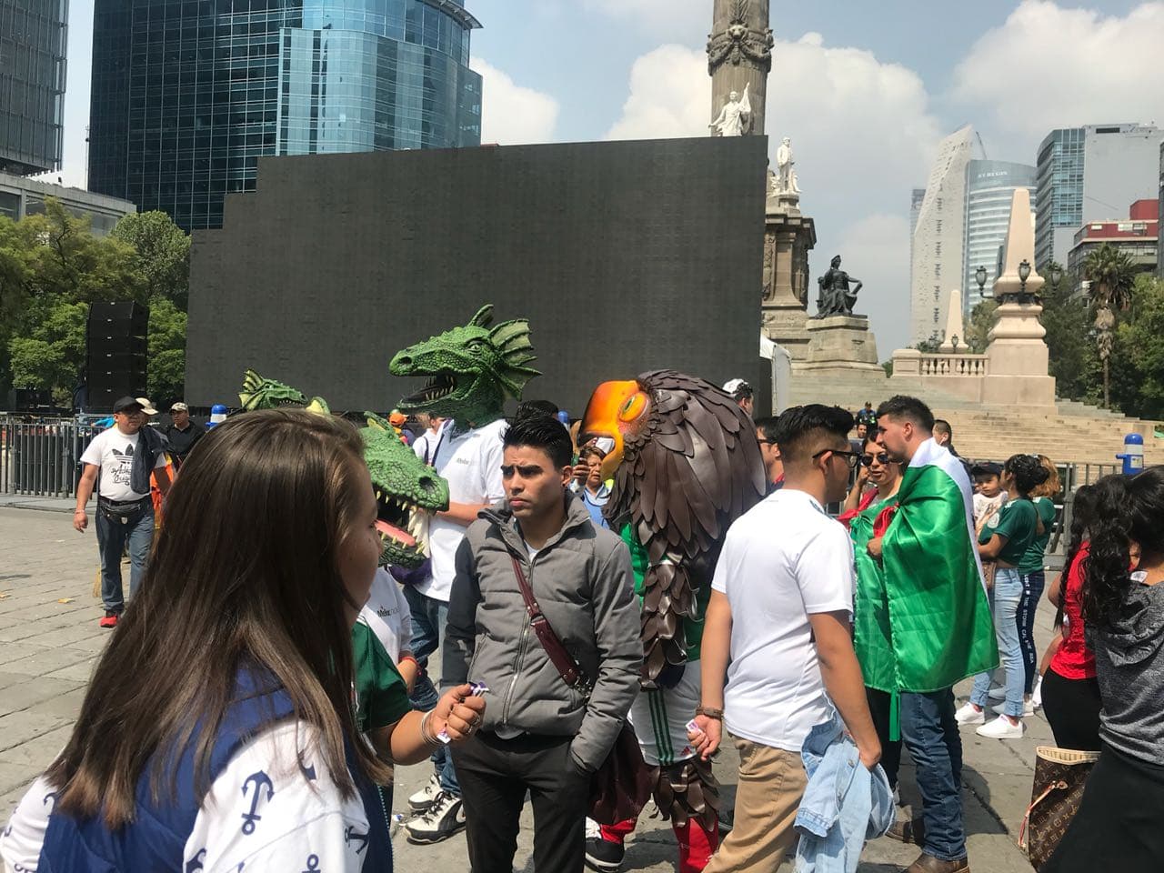 Muchos fanáticos incluso llegaron con disfraces en medio de la fiesta.