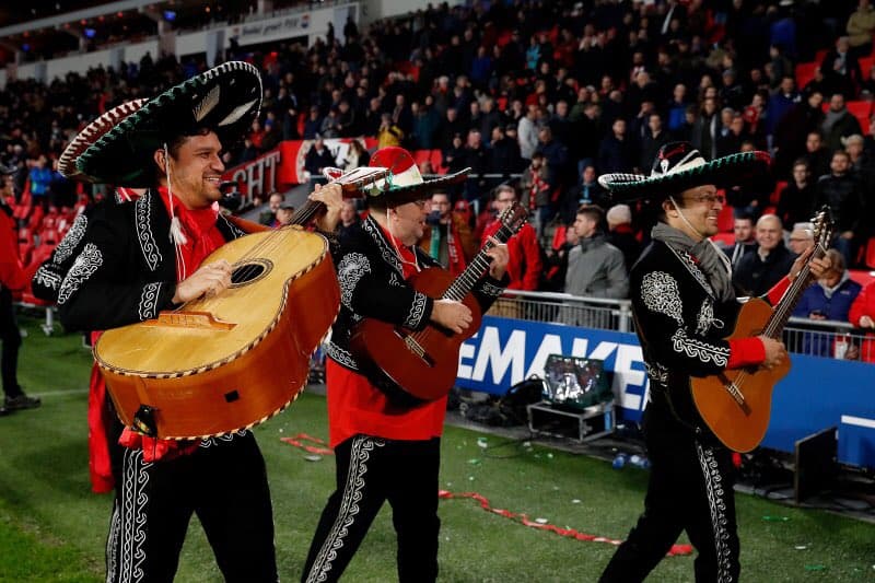 Los mariachis también hicieron parte del espectáculo cultural mexicano al descanso del partido entre PSV y Excelsior.