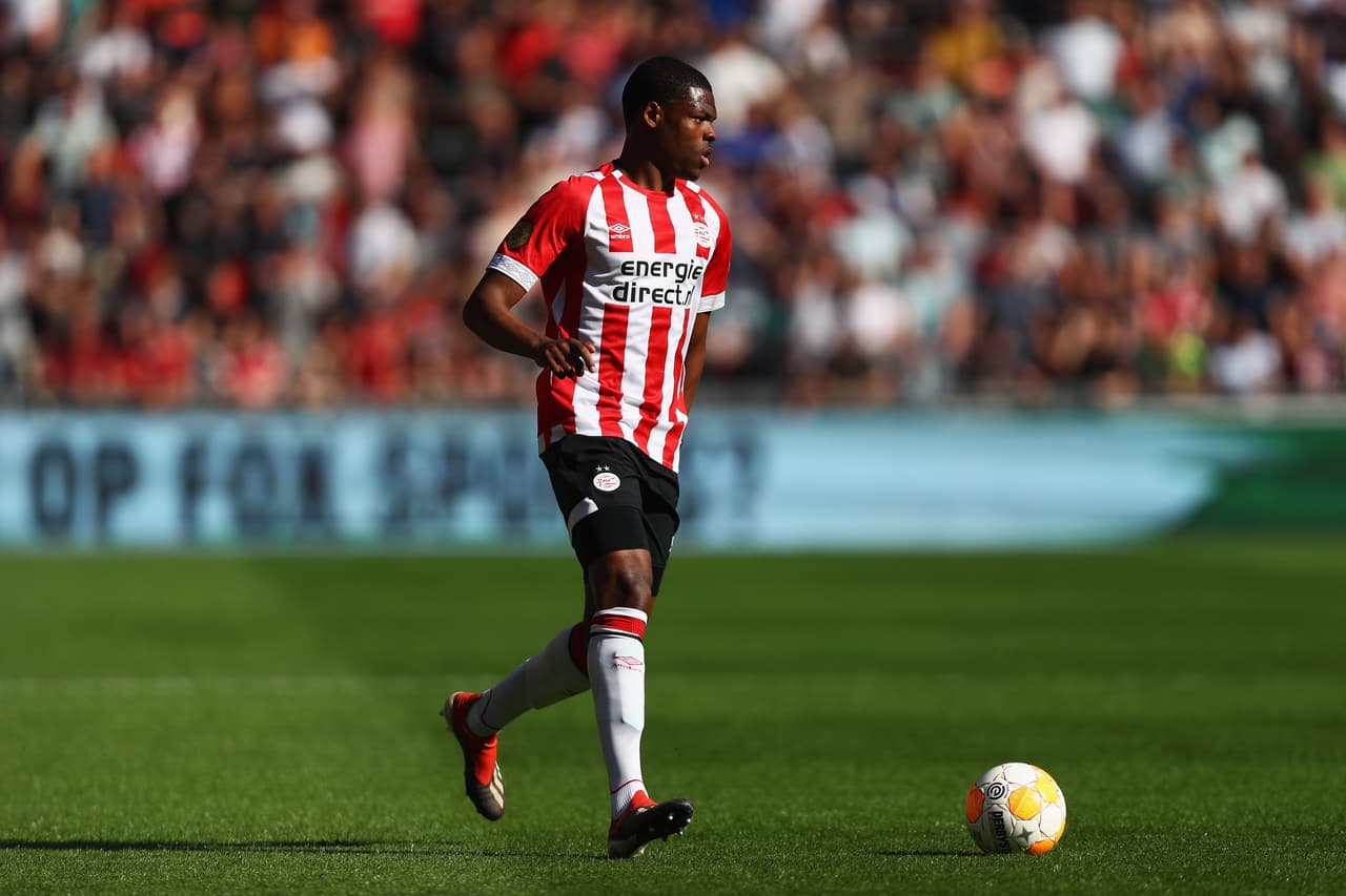 En las últimas horas se ha conocido que el Manchester United estaría tras la pista del lateral Denzel Dumfries (PSV Eindhoven).