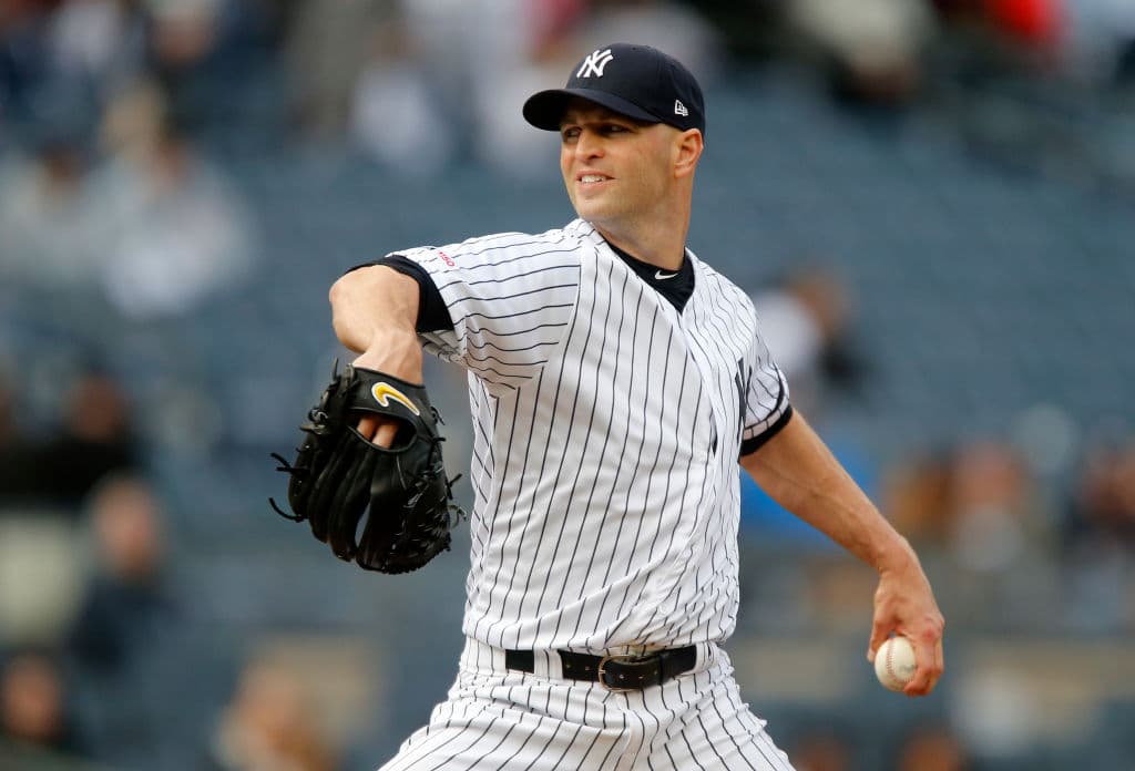 El encargado por los New York Yankees desde la lomita fue J.A. Happ (0-1), y cargó con el revés luego de una salida corta de 4.0 entradas en las que toleró cinco hits, cuatro carreras, ponchó a tres y caminó a uno. El mexicano Luis Cessa entró a relevar 3.0 innings, le hicieron dos carreras pero ponchó a cinco.