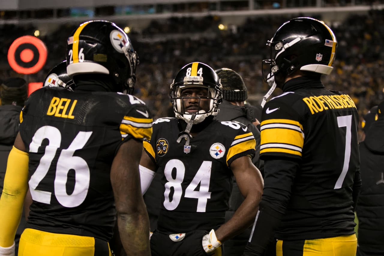 PITTSBURGH, PA - DECEMBER 10: Pittsburgh Steelers Running Back Le'Veon Bell (26), Pittsburgh Steelers Wide Receiver Antonio Brown (84), and Pittsburgh Steelers Quarterback Ben Roethlisberger (7) also known as the killer b's talk about the last series during the game between the Baltimore Ravens and the Pittsburgh Steelers on December 10, 2017 at Heinz Field in Pittsburgh, Pa. (Photo by Mark Alberti/ Icon Sportswire)