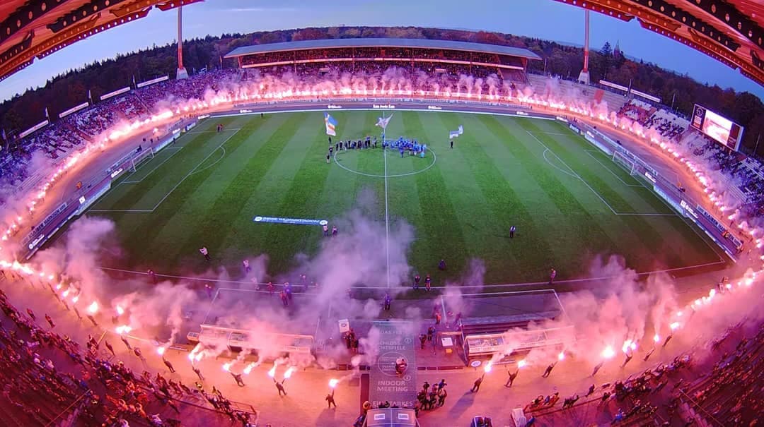 El Karlsruher actualmente está en la 3.Bundesliga, jugando por última vez en la Bundesliga en 2009-2010 y descendiendo en la temporada 2016-17 a la tercera división.