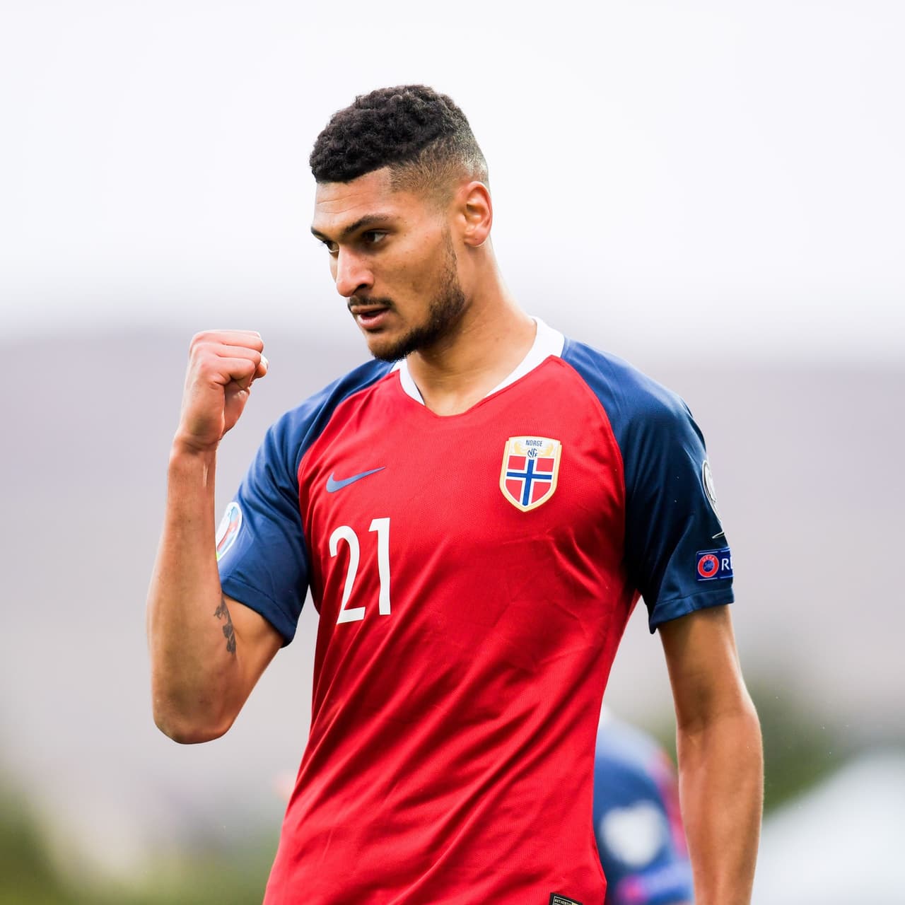 Dos goles del delantero Bjorn Johnsen a los 49 y 83 minutos le dieron el triunfo a Noruega por 2-0 sobre Islas Feroe, con lo que llegan a 5 puntos en el sector.