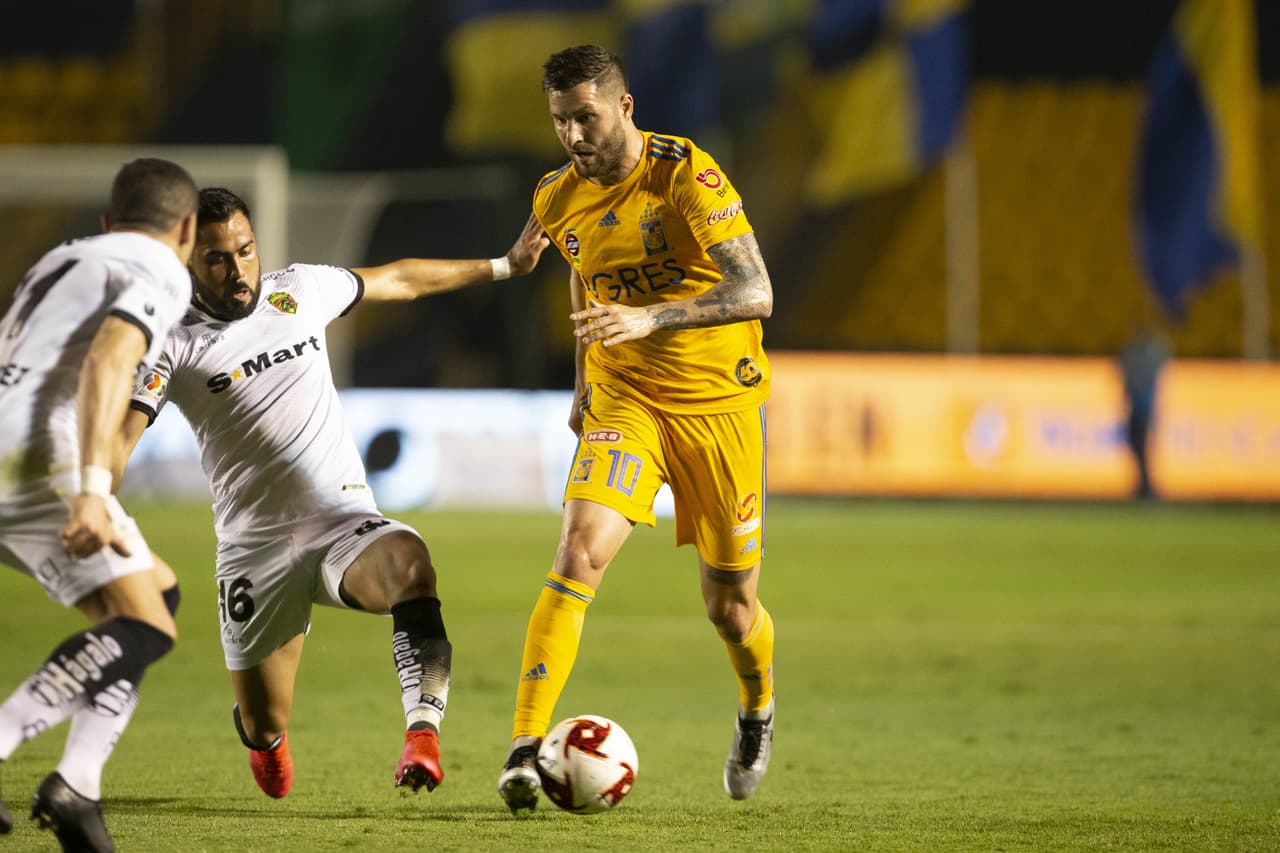 André-pierre Gignac logra quitarse la marca y filtra una peligrosa pelota para su compañero Enner Valencia.