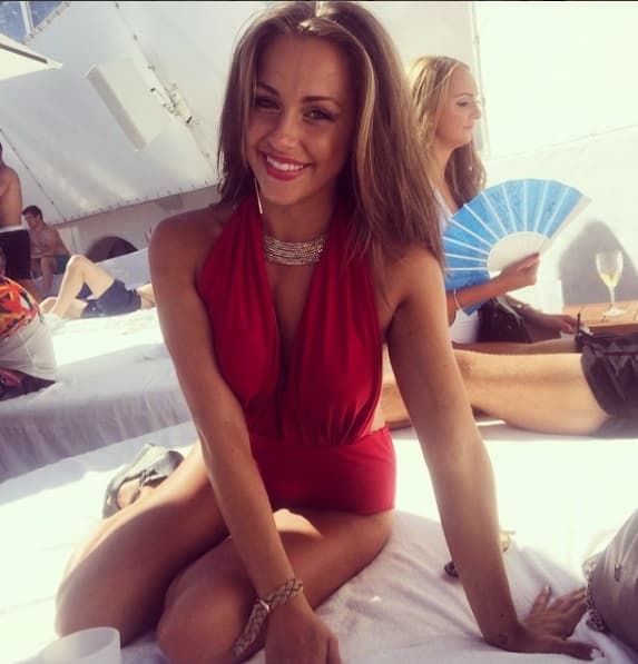 En las últimas semanas la prensa rosa ha mencionado que la bella modelo inglesa es novia del jugador de los 'Foxes', Danny Simpson. Así que Ashleigh ya es considerada como la musa del equipo.