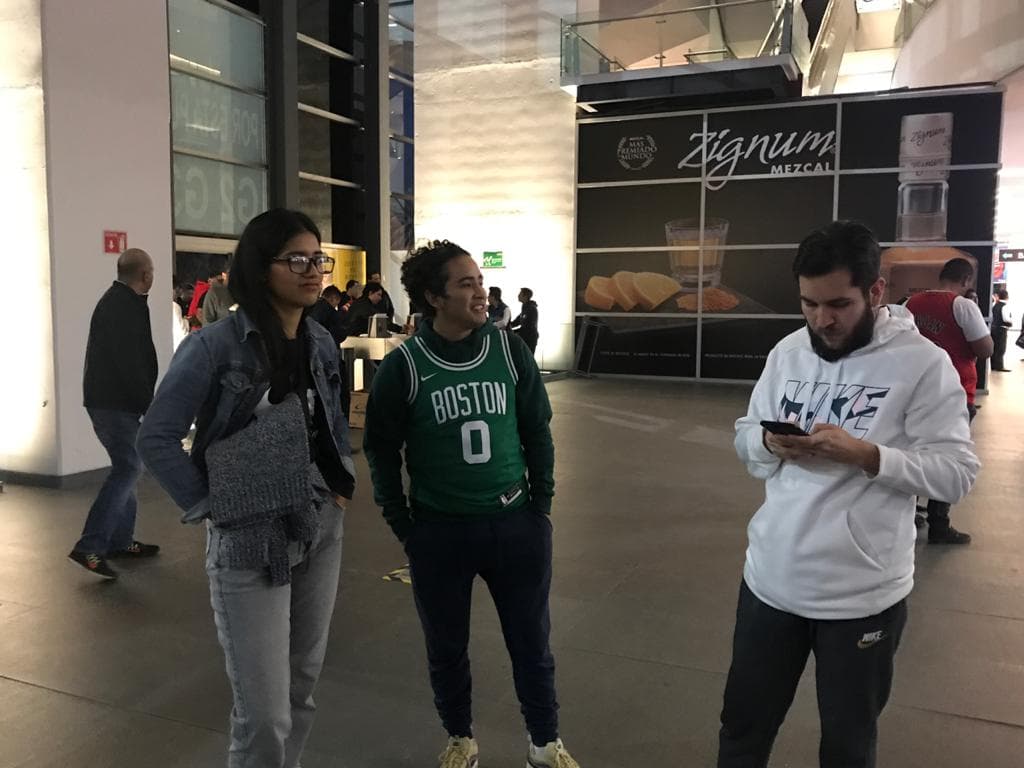 La afición mexicana luce diferentes jerseys, desde LeBron James hasta el de Najera.