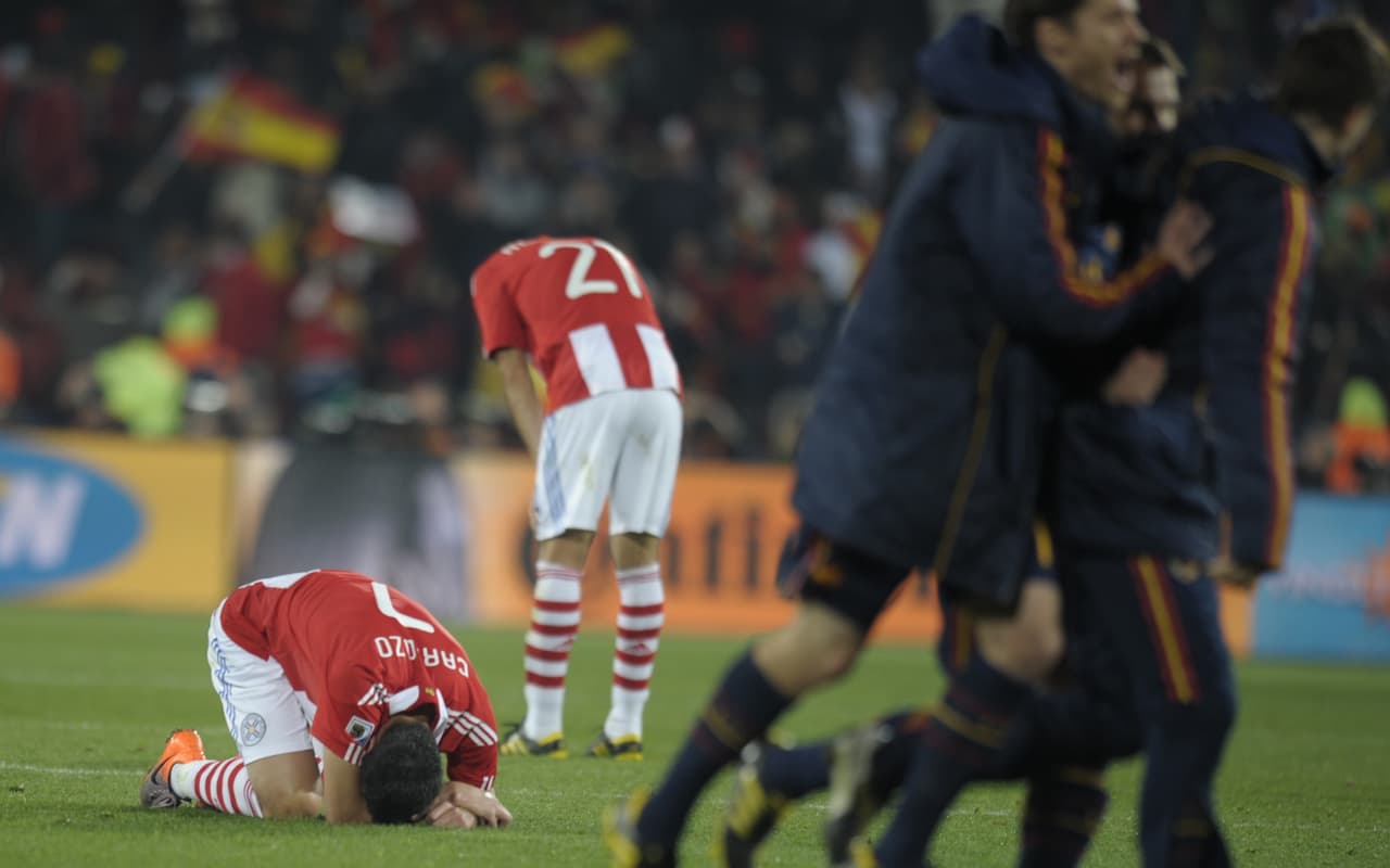 En un duelo intenso, España se impuso 1-0 contra Paraguay y lo dejó por fuera del Mundial.