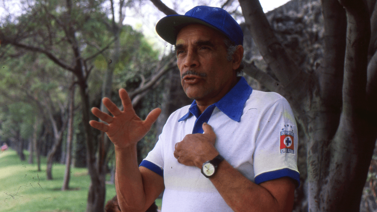 Tuvo 11 etapas con 9 clubes distintos: Zacatepec (1950-1952 y 1954-1961), Cuautla (1953), Marte (1953-1954), América (1961-1964), Toluca (1966-1972), Puebla (1972-1975 y 1990-1991), Cruz Azul (1976-1983), Atlante (1983-1985), U de G (1986-1989).