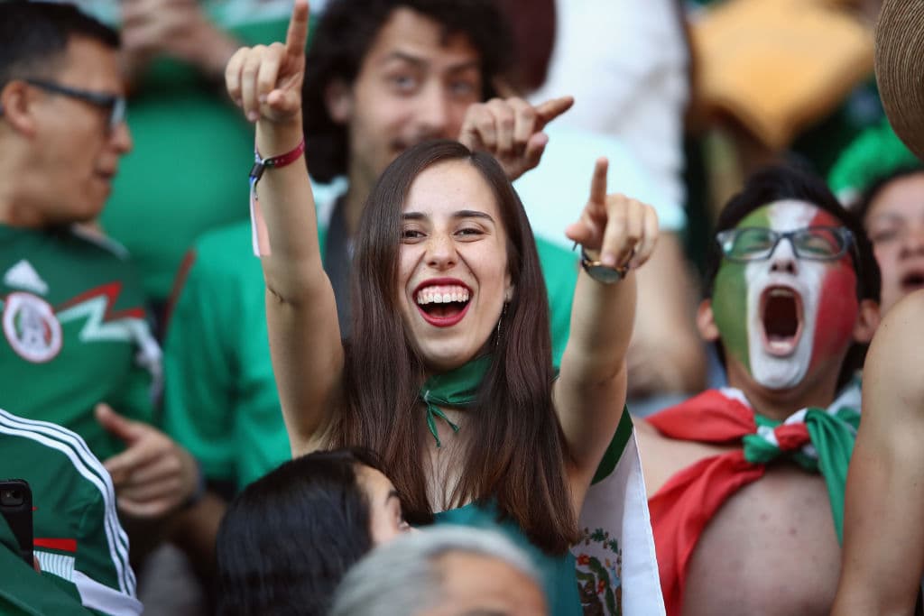 Las aficiones de México y Dinamarca conviven en Copenague previo al último ensayo de ambas selecciones antes de sus debuts en la Copa del Mundo Rusia 2018.