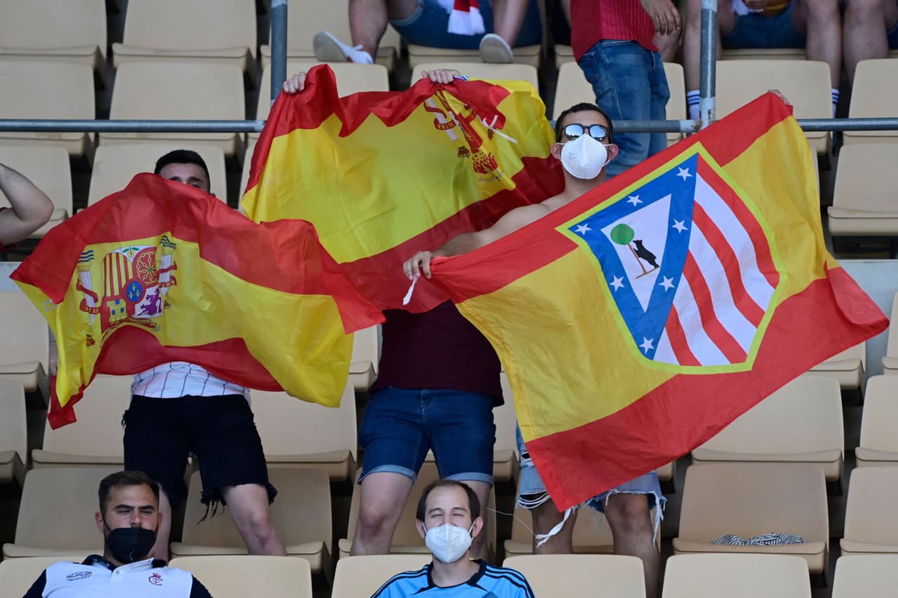 Con banderas, pelucas, anteojos y caras muy coloridas, así se vive la pasión en las tribunas previo a los choques de España-Eslovenia y Suecia-Polonia.