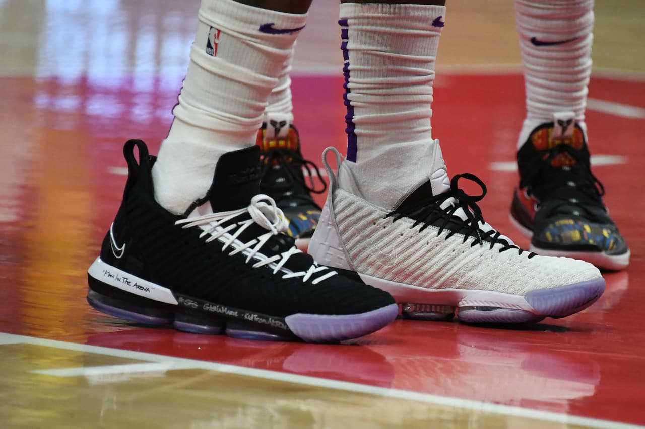 El pasado 31 de enero LeBron se puso estos genración 16 ante los LA Clippers en el Staples Center.