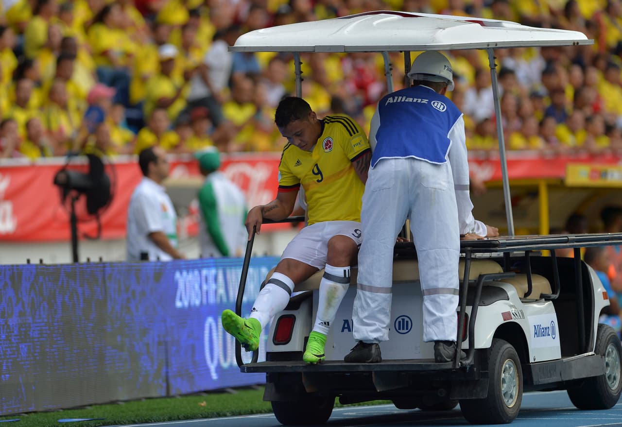 La primera mala noticia para Colombia fue la lesión muscular de Luis Fernando Muriel, estrella de la Sampdoria de Italia, en el minuto 34. Por su lugar ingresó Luis Quiñones, de Tigres U.A.N.L.