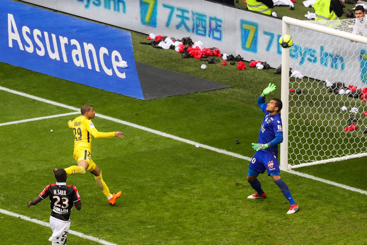Kylian Mbappé tenía una oportunidad clarísima de marcar, pero su remate se fue por encina del arco de manera increíble. Ya avisaba el PSG.