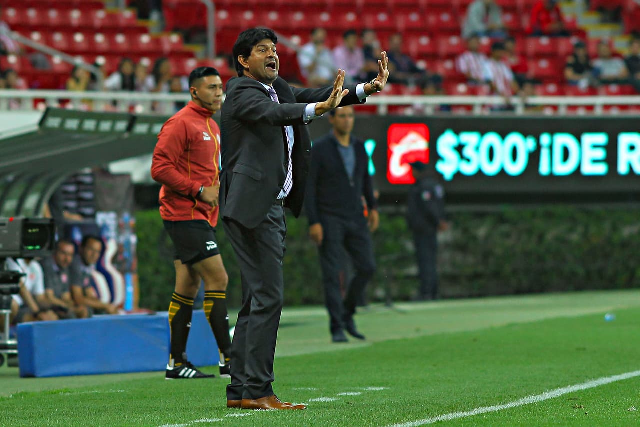 Conforme se fueron consumiendo los minutos, el nerviosismo se apoderó del plantel de las Chivas, pues la ventaja de un gol parecía caerse con cada llegada necaxista.