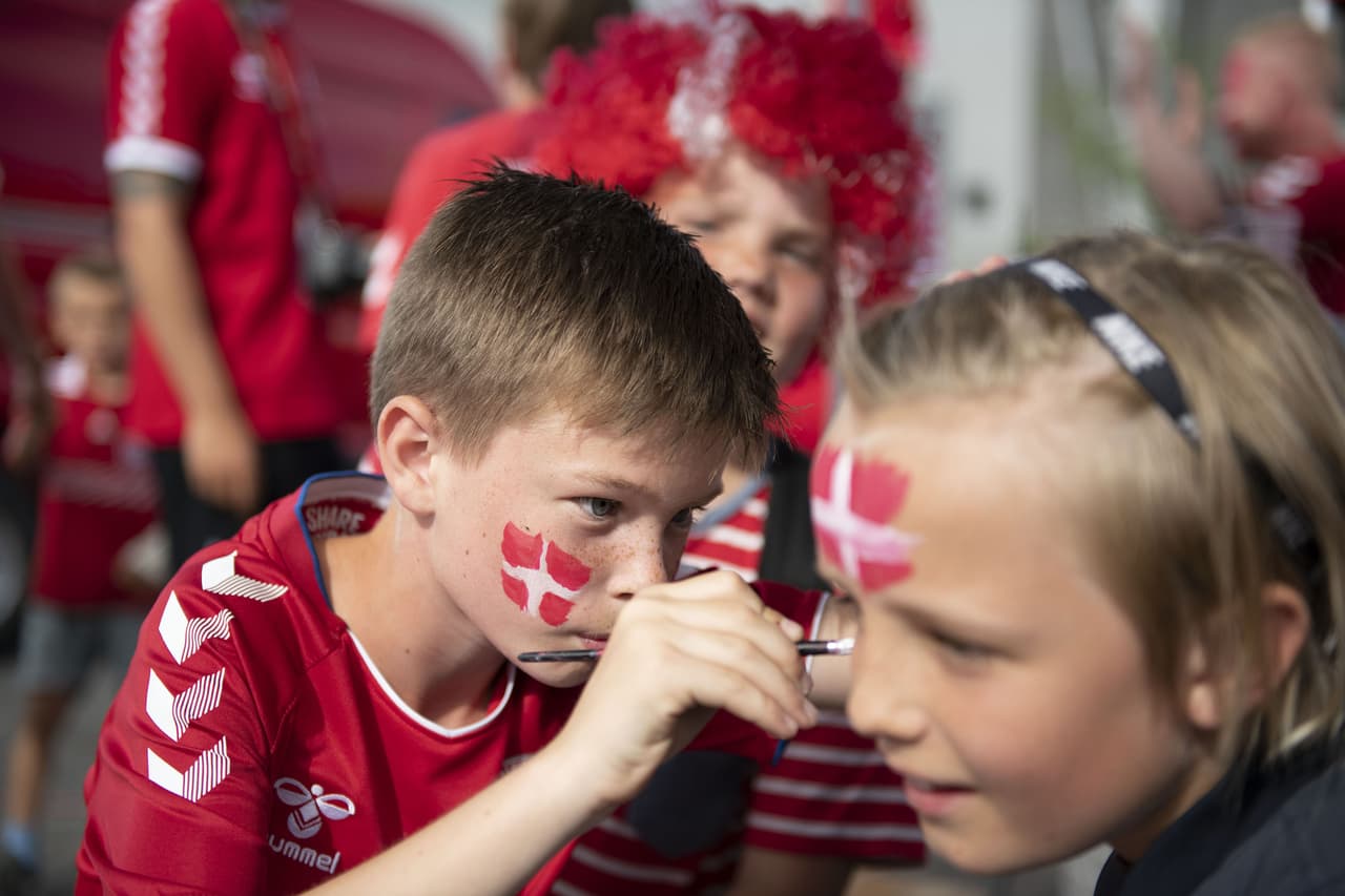 Las aficiones de México y Dinamarca conviven en Copenague previo al último ensayo de ambas selecciones antes de sus debuts en la Copa del Mundo Rusia 2018.