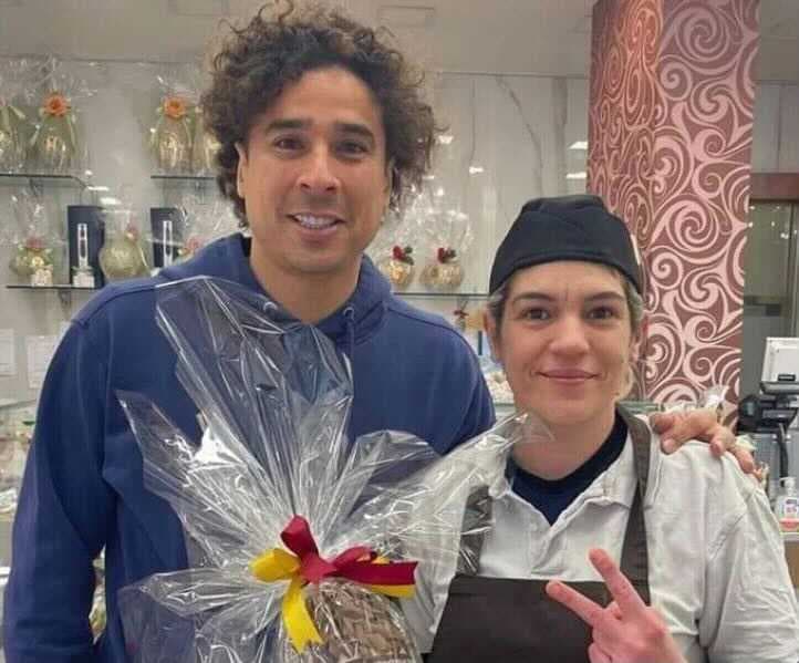 Memo Ochoa “enamora” a Salerno y le dedican... un huevo
