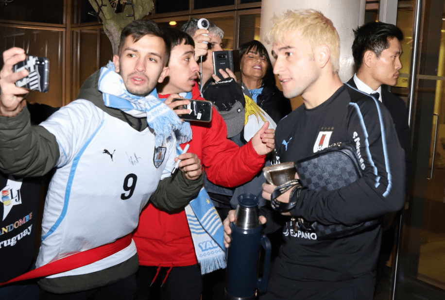 Era una jornada especial para aquellos uruguayos que residen en la isla británica y no ven con regularidad a su equipo.