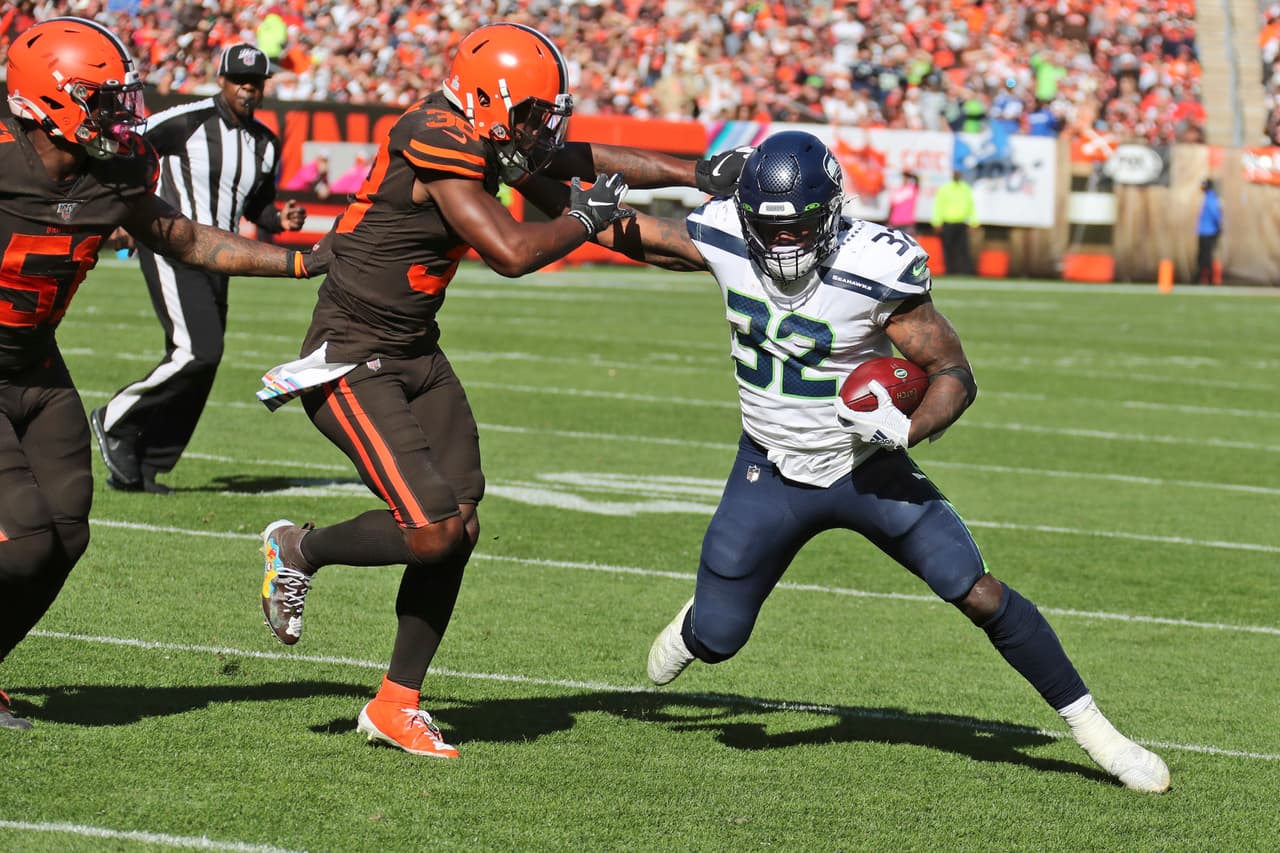 Seahawks 32-28 Browns. T. J. Carrie no puede detener a Chris Carson, que corre por un costado del campo hacia la zona de touchdown.