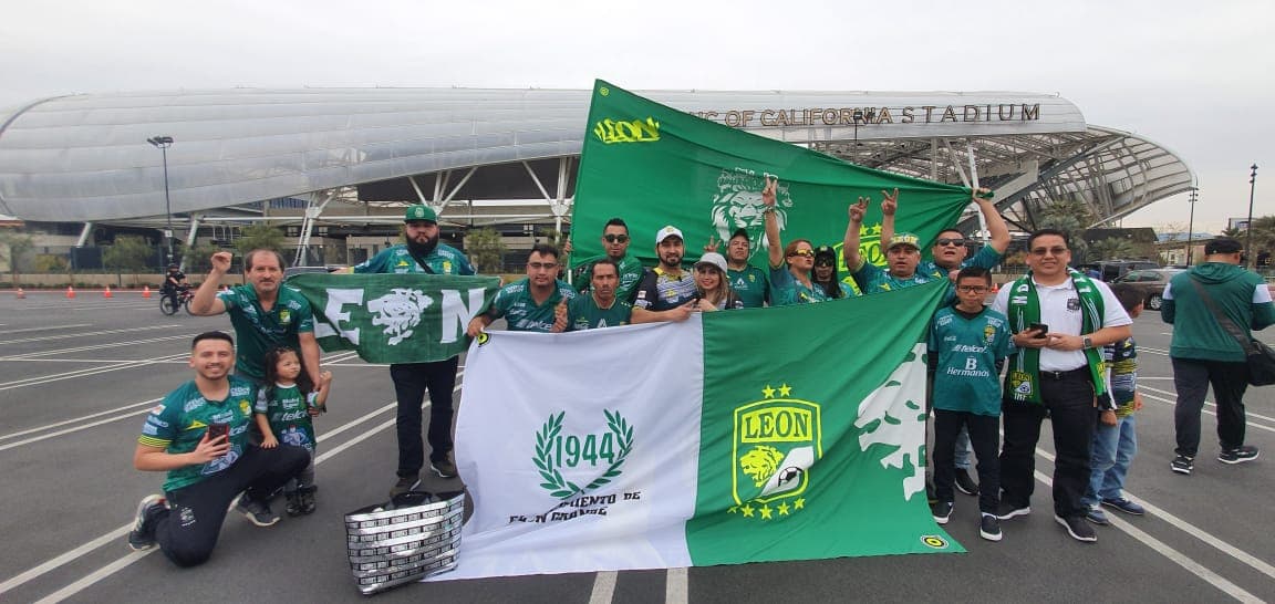 Los aficionados de León alientan a su equipo previo al encuentro ante LAFC.