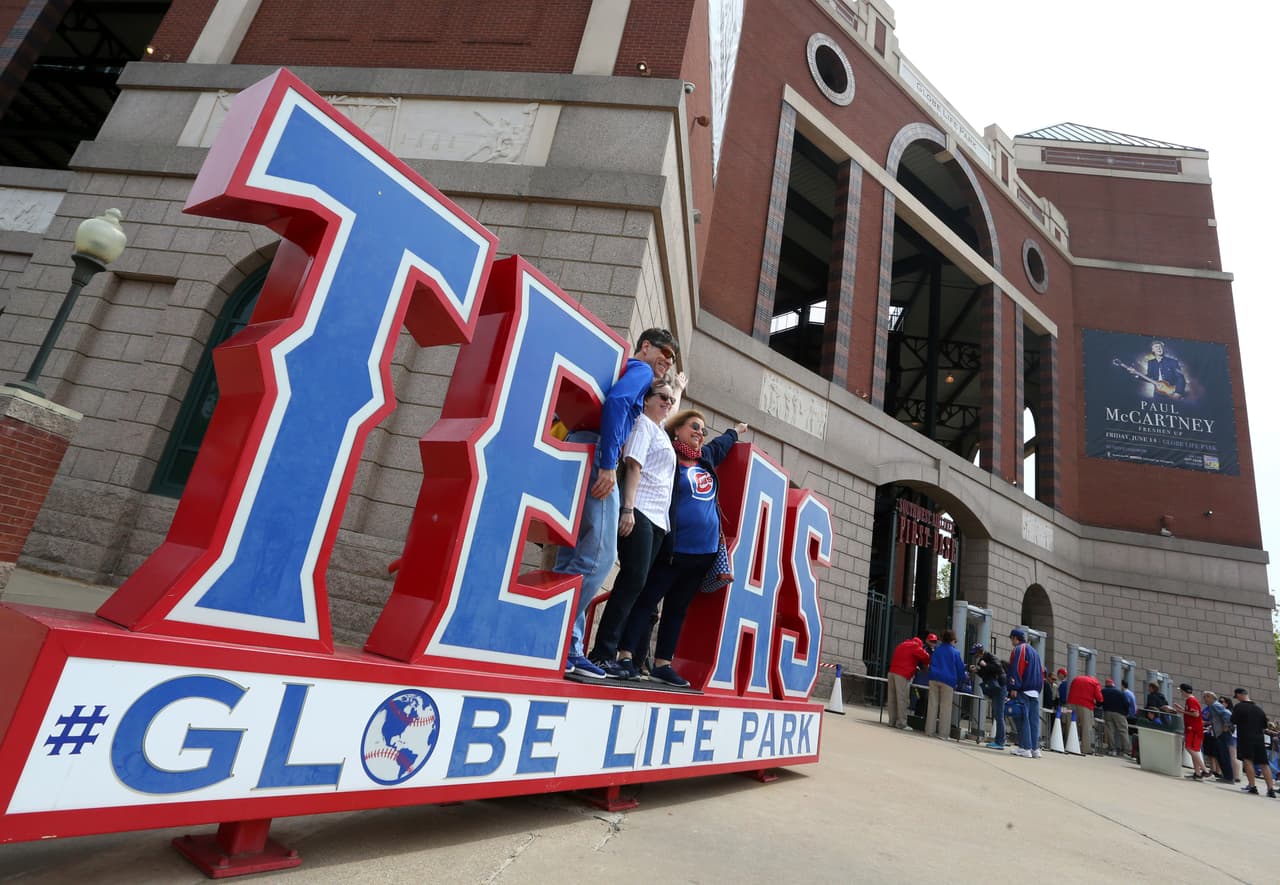 La fiesta en los partidos de comienzo de temporada de la MLB tuvo como ingrediente especial el colorido del que son elemento clave los protagonistas y los fanáticos en todos los escenarios.