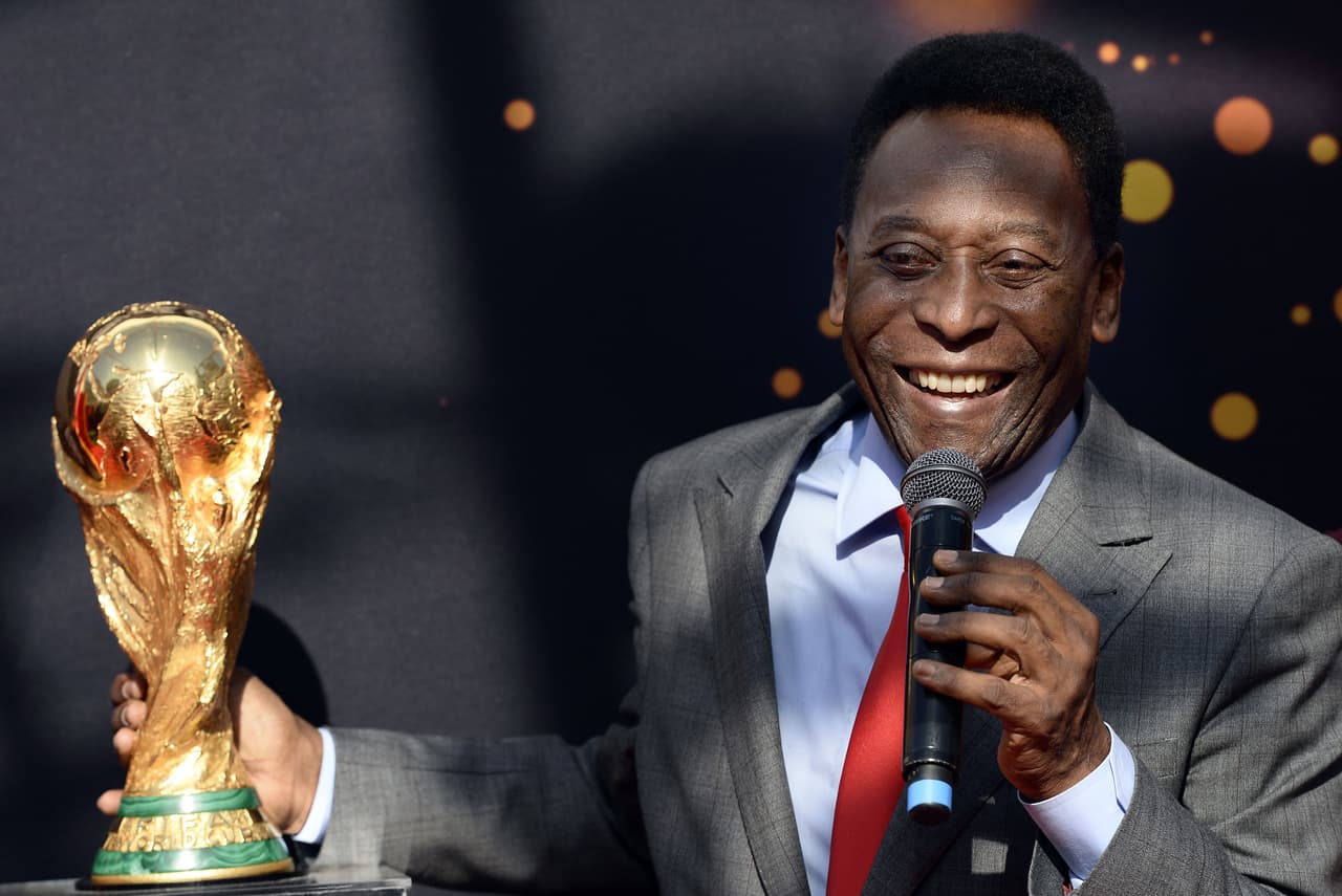 Pelé fue campeón con Brasil en tres Mundiales y eso parece poco pare definir la creatividad, ptencia y gran técnica de este jugador.