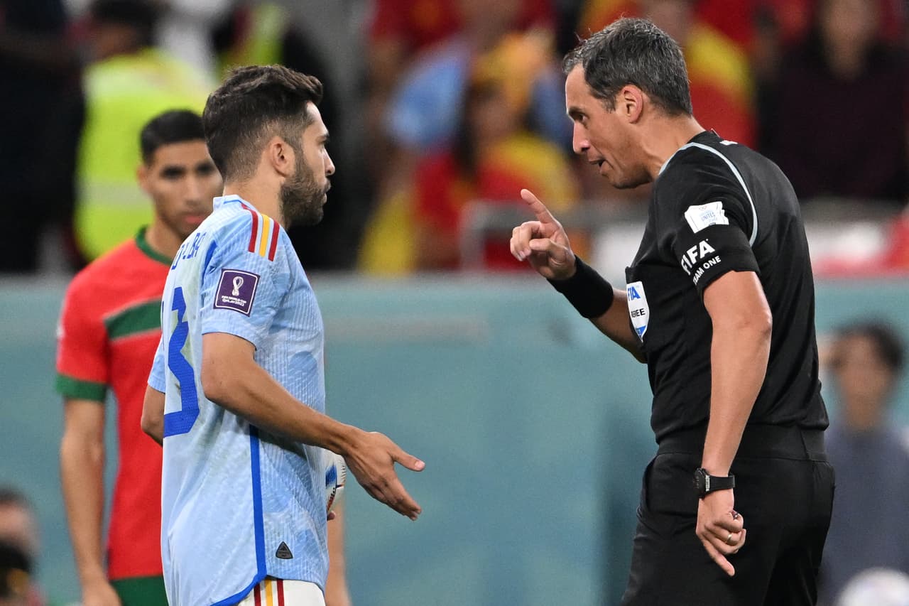 El árbitro argentino Fernando Rapallini le llamaba la atención a Jordi Alba.