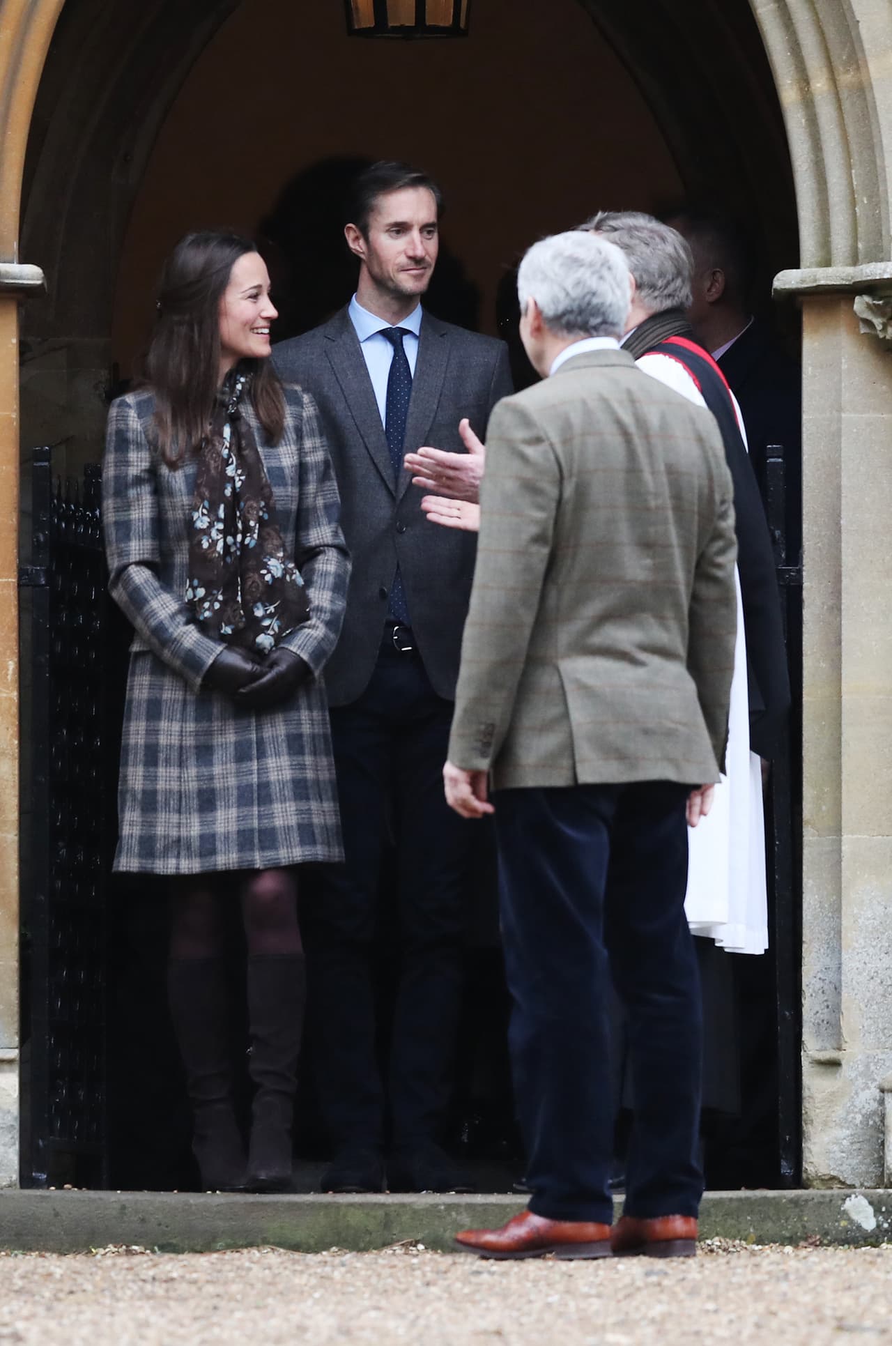 Pippa Middleton se casará con James Matthews después de un noviazgo de cinco años. James se aseguró antes pidiéndole la mano al papá de Pippa, Michael Middleton.