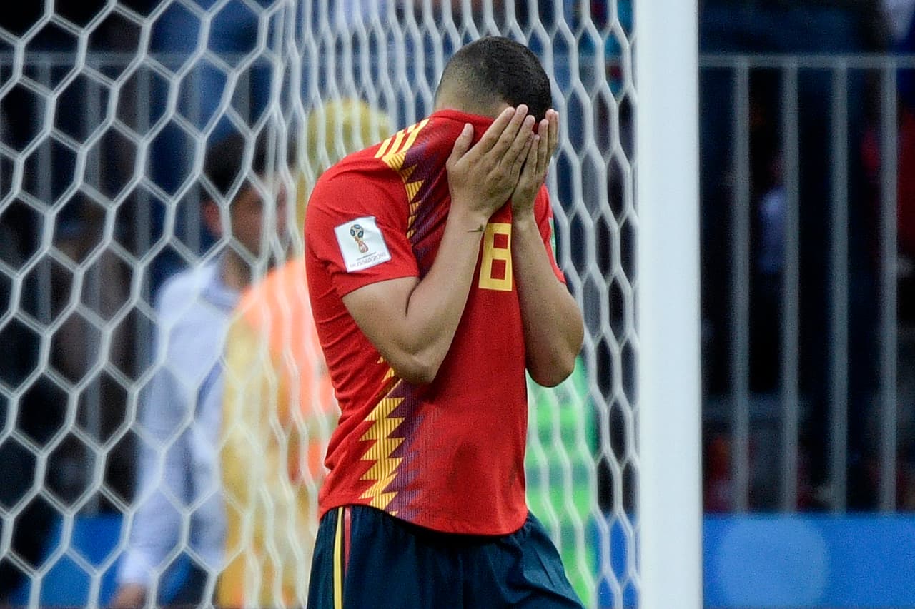 Crisis total en el fútbol español: sin entrenador, futbolistas que se van y guerra interna